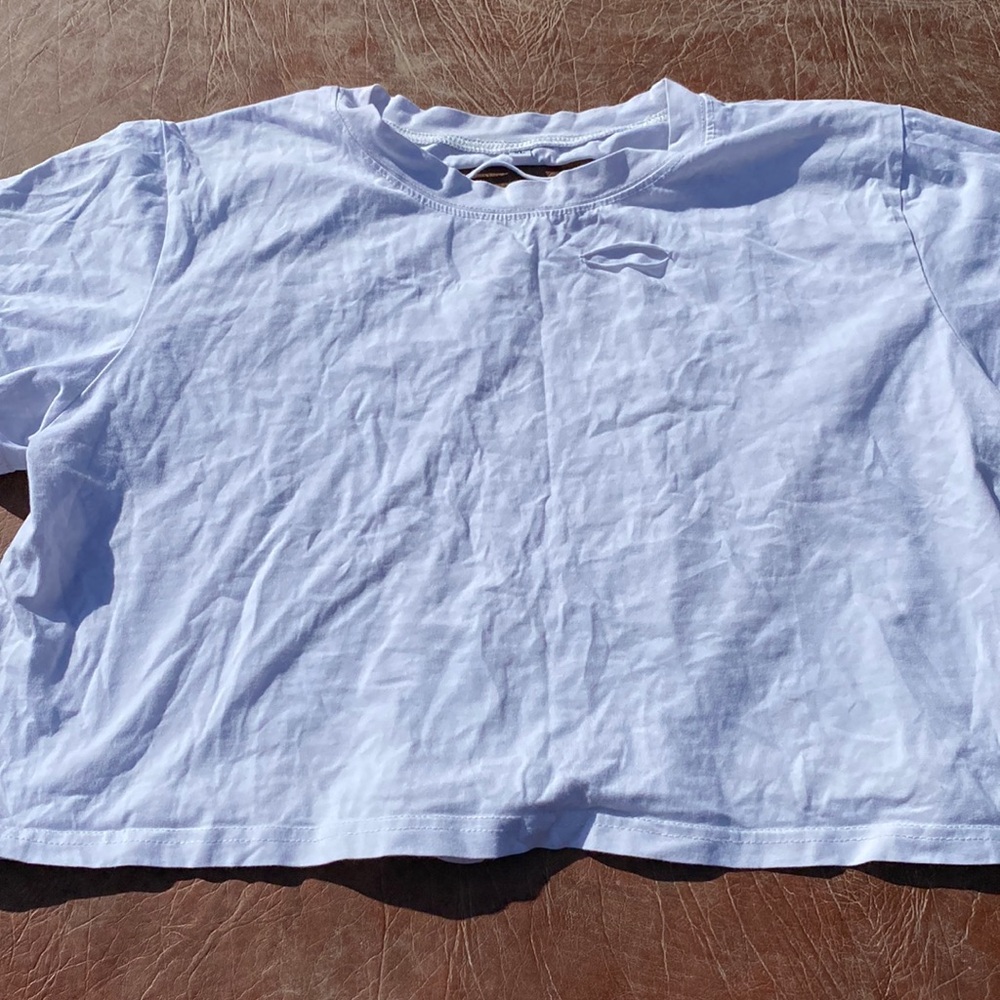 *Lightly worn!* Super cute distressed white crop top